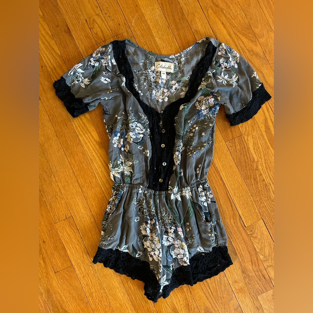 Cleobella Floral Lace-Trim Short Romper in Gray and Black